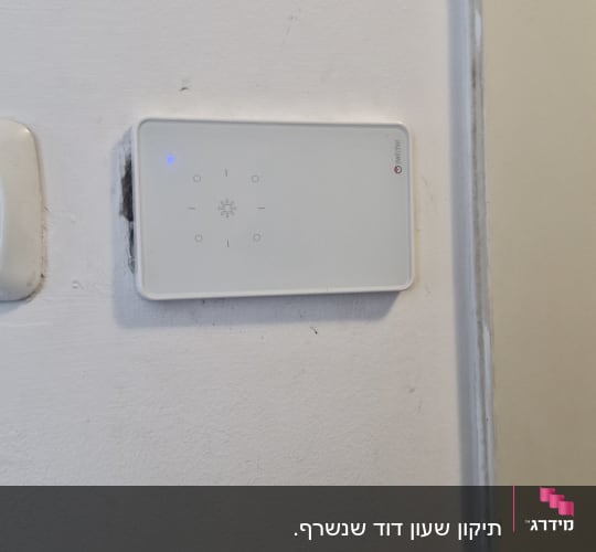 מתג חשמלי על קיר לבן